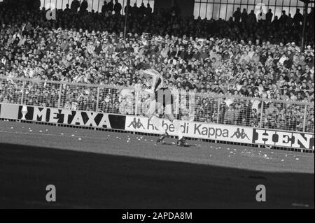 AJAX gegen PSV 0-1; Torhüter Van Breukelen mit Eiern pattiert Datum: 7. Februar 1988 Schlagwörter: Torhüter, Sport, Fußball Stockfoto