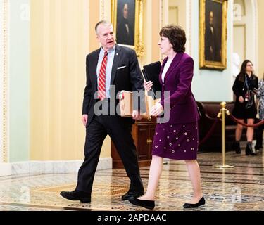 22. Januar 2020 - Washington, DC, Vereinigte Staaten: Die US-Senatoren Dan Sullivan (R-AK) und Susan Collins (R-ME) gehen in Richtung Senatorenkammer für den Amtsenthebungsverfahren im Senat. (Foto von Michael Brochstein/Sipa USA) Stockfoto