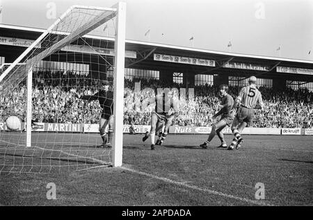 AJAX gegen PSV 3-0. Cruijff erzielt 1. Tor, Torhüter Heyink Datum: 5. Oktober 1969 Schlagwörter: Sport, Fußball Personenname: Cruijff, Johan, Heyink Stockfoto
