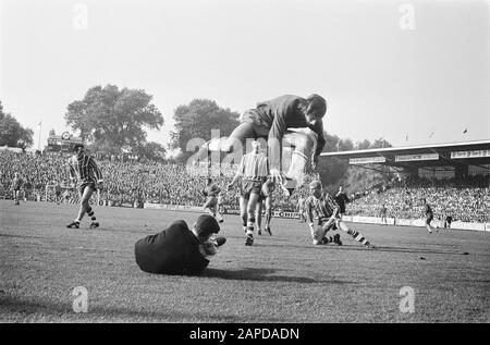 AJAX gegen PSV 3-0 Cruijff fliegt über Torhüter, richtig Bjerre Datum: 5. Oktober 1969 Schlagwörter: Sport, Fußball Persönliche Bezeichnung: Bjerre, Cruijff, Johan Stockfoto