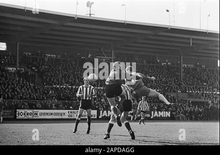 AJAX gegen PSV 4-0. Der Schwede Danielsson punktet mit Kopfball, links Soetekouw Torhüter Heijink Datum: 17. März 1968 Schlagwörter: Sport, Fußball persönlicher Name: Soetekouw, Frits Stockfoto