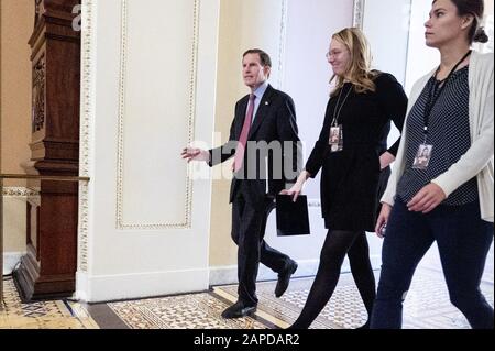 Washington, DC, USA. Januar 2020. 22. Januar 2020 - Washington, DC, Vereinigte Staaten: US-Senator RICHARD BLUMENTHAL (D-CT) zu Fuß zur Senatorenkammer für den Amtsenthebungsverfahren im Senat. Kredit: Zuma Press, Inc./Alamy Live News Stockfoto