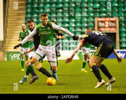 Edinburgh, Schottland, Großbritannien. Januar 2020. Ladbrokes Scottish Premiereship - Hibernian / Hamilton Academical. Easter Road Stadium, Edinburgh, Midlothian, Großbritannien. Januar 2020. PIC zeigt: Der Schweizer Stürmer von Hibs, Florian Kamberi, schirmt den Ball während der ersten Hälfte ab, als Hibs Gastgeber von Hamilton Accies im Easter Road Stadium, Edinburgh spielt. Kredit: Ian Jacobs/Alamy Live News Stockfoto