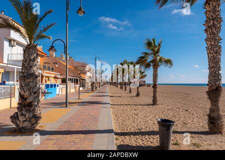 Strand von Bolnuevo, Region Murcia, Costa Calida, Spanien am Mittelmeer. Avenue of Palmen an der Promenade mit Strandgrundstücken Stockfoto