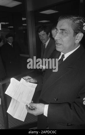 AJAX zurück aus Lissabon bei Schiphol-Präsident J. van Prag mit dem Telegramm seiner Königlichen Hoheit Prinz Bernhard Datum: 20. Februar 1969 Ort: Noord-Holland, Schiphol Schlüsselwörter: Telegramme, Vorsitzende persönlicher Name: J. Van Praag Institutionenname: AJAX Stockfoto