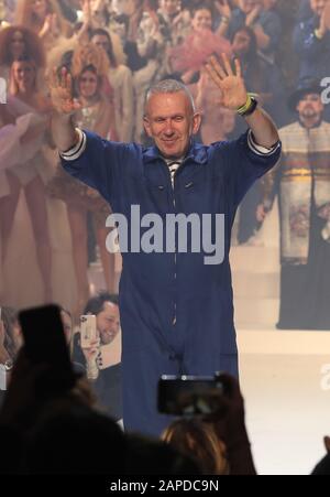 Paris, Frankreich. Januar 2020. Jean Paul Gaultier begrüßt das Publikum am Ende der Präsentation seiner Hoch-Fashion-Kollektion "Spring-Sammer 2020" in Paris am Mittwoch, 22. Januar 2020. Dies war Gaultiers letzte Modepräsentation, als der renommierte französische Designer nach einer 50-jährigen Karriere von der Kleidererstellung abbaggt. Foto von Eco Clement/UPI Credit: UPI/Alamy Live News Stockfoto