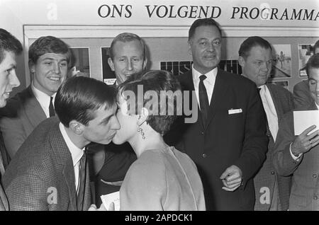 AJAX-Team im Theater erhält Johan Cruijff KISS Datum: 22. Dezember 1966 Schlagwörter: Sport, Fußball Personenname: Cruijff, Johan Stockfoto