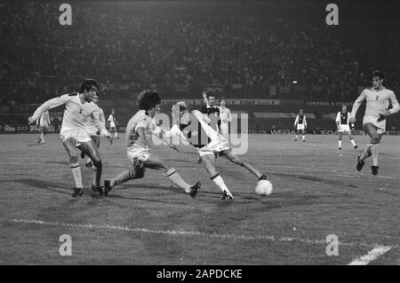 Spiel um den Europapokal Der Pokalsieger in der ersten Runde zwischen Ajax und Tottenham Hotspur. Spurs gewann 1-3 (1-6 Aggregat), Søren Lerby erzielte hier das einzige Tor für Ajax, Steve Perryman versuchte abzufangen. Spurs verlor schließlich im Halbfinale gegen Barcelona im Pokal. Ebenfalls im Bild sind Paul Miller, Osvaldo Ardiles und Glenn Hoddle.; Stockfoto