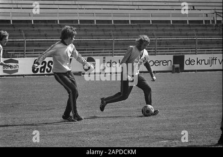 AJAX wird von Bobby Haarms trainiert; NR. 1 Gerrie Mühren (l) und Johan Neeskens (r), NR. 12 Trainer Bobby Haarms Datum: 17. April 1974 Schlagwörter: Sport, Training, Name der Fußballperson: Bobby Haarms, Gerrie Muhren, Neeskens, Johan Stockfoto