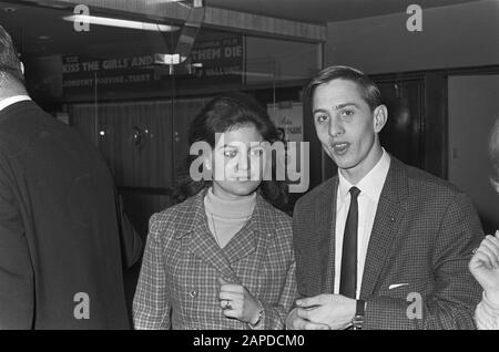 AJAX Team im Theater, Johan Cruijff mit Mädchen Datum: 22. Dezember 1966 Schlagwörter: Sport, Fußball Personenname: Cruijff, Johan Stockfoto