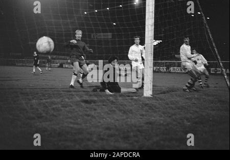 Ajax-Fenerbache 2-0 Torhüter Yavuz ist zum zweiten Mal vergangen, verließ Henk Great Date: 13. November 1968 Schlagwörter: Sport, Fußball Persönliche Bezeichnung: Fenerbache, Great, Henk Stockfoto