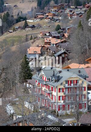 Blick auf das Lauterbrunnental, Schweiz, von hoch oben über dem Dorf Wengen in den Schweizer Alpen, an einem kalten knackigen Tag fotografiert. Stockfoto