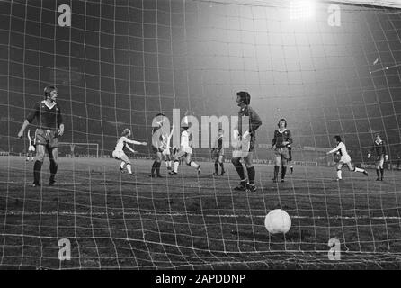 AJAX spielt Manchester United (UEFA-Pokal, 1976-77). Ruud Krol jubilant, zusammen mit Ruud Geels, Schoenaker und Arnesen. Keeper Alex Stepney sieht enttäuscht aus. Amsterdam, 15. September 1976 Ajax gegen Manchester United UEFA, Krol jubelt nach dem Tor zusammen mit Geels und Schoenaker, rechts Arnesen, Mitteltorhüter Stepney. Datum 15. September 1976; Stockfoto