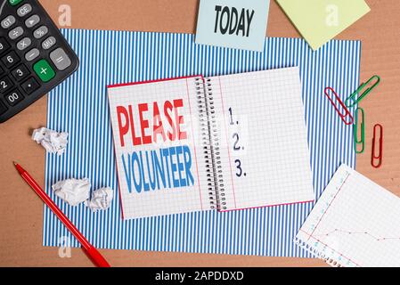 Schreiben Sie eine Notiz mit der Bitte Freiwillig. Geschäftskonzept für die Suche nach einer Demonstration, die frei anbieten kann, etwas zu tun, gestreiftes Papp-Notizbuch c Stockfoto