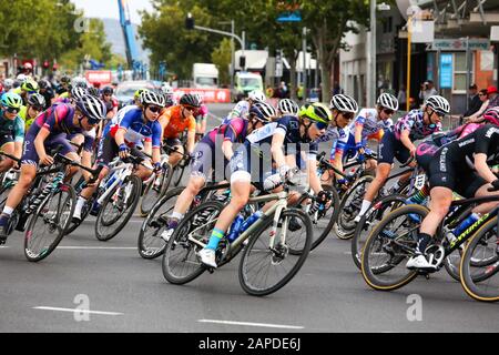 Fahrer, die in Stufe 4 der Tour Der Frauen Unter den Straßen von Adelaide Australien antreten. Stockfoto