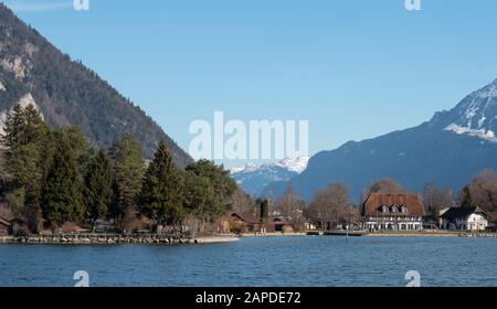 Blick auf den Thunersee bei Neuhaus, Schweiz, an einem klaren Tag fotografiert, während Sie im mittleren Winter auf einer Bootstour durch den See unterwegs sind. Stockfoto