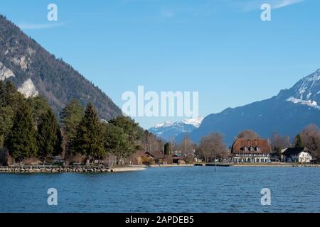 Blick auf den Thunersee bei Neuhaus, Schweiz, an einem klaren Tag fotografiert, während Sie im mittleren Winter auf einer Bootstour durch den See unterwegs sind. Stockfoto