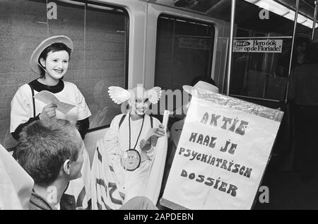 Aktion Verfassen Sie Ihre Akte durch psychiatrische Patienten bei AMC aufgrund schlechter Zugangsmöglichkeiten, um einige Demonstranten in der U-Bahn auf ihrem Weg bis heute zu speichern: 6. Mai 1982 Schlüsselwörter: AKTIES , PATIENTEN, Protestierende Personenname: AMC Stockfoto