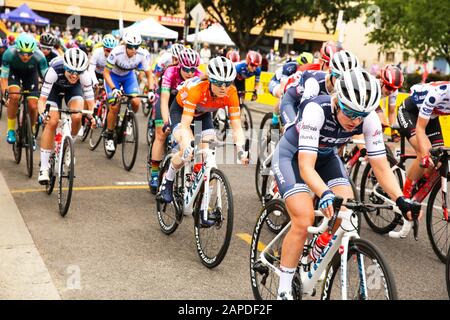 Fahrer, die in Stufe 4 der Tour Der Frauen Unter den Straßen von Adelaide Australien antreten. Stockfoto