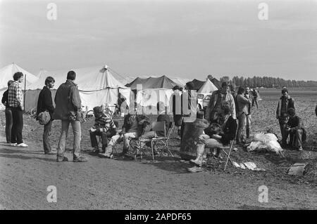 Actionisten stoppen die Aktionen und brechen das Zeltlager im Dodewaard Atomkraftwerk auf Beschreibung: Aktionsmanager sammeln sich; in den Hintergrundzelten Datum: 22. September 1981 Ort: Dodewaard, Gelderland Schlüsselwörter: Aktivitäten, Tentencamps Stockfoto