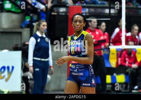 Treviso, Italien. Januar 2020. Chiaka ogboku während der Imoco Volley Conegliano vs. C.S.M. Volei Alba Blaj, Volleyball Champions League-Frauen in Treviso, Italien, 22. Januar 2020 Credit: Independent Photo Agency/Alamy Live News Stockfoto