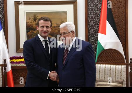 Ramallah. Januar 2020. Der palästinensische Präsident Mahmoud Abbas (R) schüttelt beim Treffen in der Westjordanstadt Ramallah am 22. Januar 2020 die Hände mit dem französischen Präsidenten Emmanuel Macron. Der palästinensische Präsident Mahmoud Abbas traf sich am Mittwoch mit seinem französischen Amtskollegen Emmanuel Macron in der Westjordanstadt Ramallah über die neuesten Entwicklungen des Friedensprozesses und der regionalen Angelegenheiten. Es ist das erste Mal, dass Macron Palästina besucht, seit er 2017 sein Amt übernommen hat. Kredit: Ayman Nobani/Xinhua/Alamy Live News Stockfoto