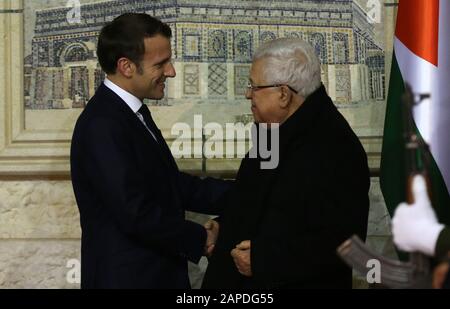 Ramallah. Januar 2020. Der palästinensische Präsident Mahmoud Abbas (R) schüttelt beim Treffen in der Westjordanstadt Ramallah am 22. Januar 2020 die Hände mit dem französischen Präsidenten Emmanuel Macron. Der palästinensische Präsident Mahmoud Abbas traf sich am Mittwoch mit seinem französischen Amtskollegen Emmanuel Macron in der Westjordanstadt Ramallah über die neuesten Entwicklungen des Friedensprozesses und der regionalen Angelegenheiten. Es ist das erste Mal, dass Macron Palästina besucht, seit er 2017 sein Amt übernommen hat. Kredit: Ayman Nobani/Xinhua/Alamy Live News Stockfoto