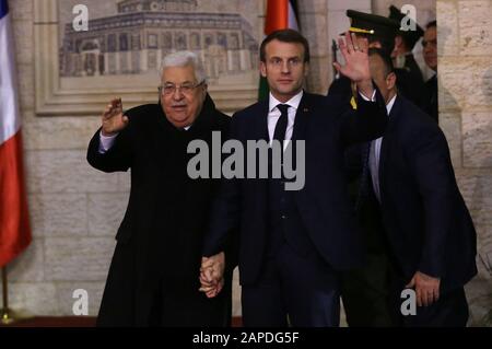 Ramallah. Januar 2020. Der palästinensische Präsident Mahmoud Abbas (L) und der französische Präsident Emmanuel Macron winken während ihres Treffens in der Westjordanstadt Ramallah am 22. Januar 2020. Der palästinensische Präsident Mahmoud Abbas traf sich am Mittwoch mit seinem französischen Amtskollegen Emmanuel Macron in der Westjordanstadt Ramallah über die neuesten Entwicklungen des Friedensprozesses und der regionalen Angelegenheiten. Es ist das erste Mal, dass Macron Palästina besucht, seit er 2017 sein Amt übernommen hat. Kredit: Ayman Nobani/Xinhua/Alamy Live News Stockfoto