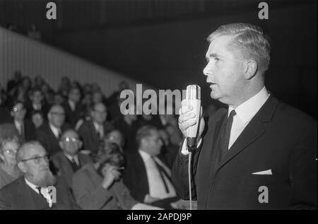 Mitgliederversammlung VPRO im Congressgebouw den Haag 12 mr. Vorstins Kruyff (links) en ds. Roodzant, NR. 14 Roodzant spricht Datum: 14. dezember 1968 Ort: Den Haag, Zuid-Holland Schlüsselwörter: Mitglieder Meetings Institution Name: Kongressgebäude, VPRO Stockfoto