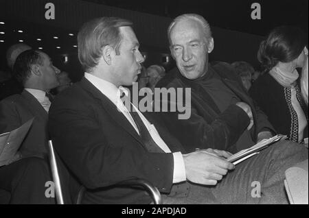 Mitgliederversammlung DER VPRO im Congressgebouw den Haag Frans de Smit (links) und Gijs Stapershoef Datum: 14. Dezember 1968 Ort: Den Haag, Zuid-Holland Schlüsselwörter: Mitgliederversammlungen persönlicher Name: Gijs Stapershoef Institutionenname: Congressgebouw, VPRO Stockfoto
