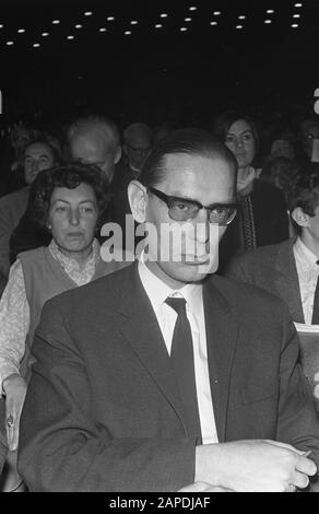 Mitgliederversammlung der VPRO im Congressgebouw den Haag PROF.dr. J. Sperna Weiland, OP Datum: 14. Dezember 1968 Ort: Den Haag, Zuid-Holland Schlüsselwörter: Mitglieder Meetings Institution Name: Kongressgebäude, VPRO Stockfoto