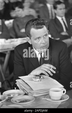 Mitgliederversammlung VPRO in Expohal Hilversum. Bouke Poelstra Nummer 16 Datum: 22. Juni 1968 Ort: Hilversum Schlüsselwörter: Mitgliederversammlungen persönlicher Name: Bouke Poelstra, Name der Expohal Institution: VPro Stockfoto