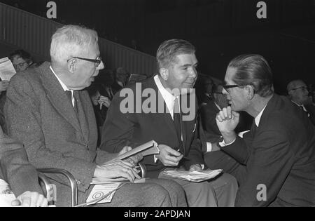 Allgemeine Mitglieder treffen VPRO im Congressgebouw den Haag mr.dr. T. Vorstins Kruyff, ds. A. J. Roodzant und Prof. Dr. J. Sperna Weiland Datum: 14. Dezember 1968 Ort: Den Haag, Zuid-Holland Schlüsselwörter: Mitglieder Meetings Institution Name: Kongressgebäude, VPRO Stockfoto