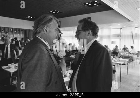 Hauptversammlung KNVB in Zeist; zurückgetretene Vorsitzende André van der Louw (l) im Gespräch mit Gerrit Brokx Datum: 22. Mai 1989 Ort: Utrechter, Zeist Schlüsselwörter: Sport, Tagungen, Fußball, Vorsitzende Personenname: Brokx, Gerrit, Louw, André van der Institutionname: KNVB Stockfoto