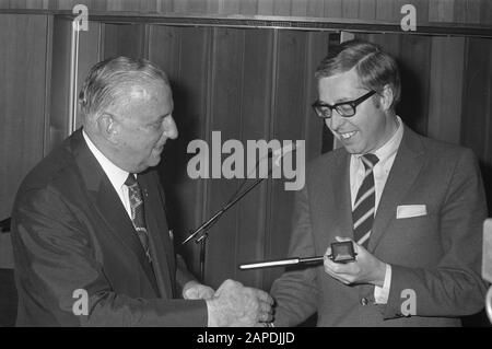 Hauptversammlung KNVB in Utrechter, Jos Coler (rechts) übergibt dem neuen Vorsitzenden der Abteilung für bezahlten Fußball, Jacques Hogewoning Datum: 21. Oktober 1972 Ort: Utrechter, Utrechter Schlüsselwörter: Hämmer, Sport, Treffen, Fußball, Vorsitzende persönlicher Name: Coler, Jos, Hogewoning, Jacques Institutionename: KNVB Stockfoto