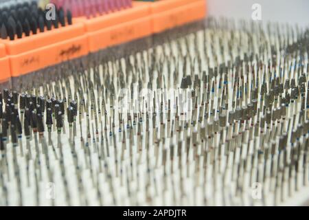 Viele diamant Fräser für Maniküre. Vielzahl von professionellen Tools für Maniküre und Pediküre. Stockfoto