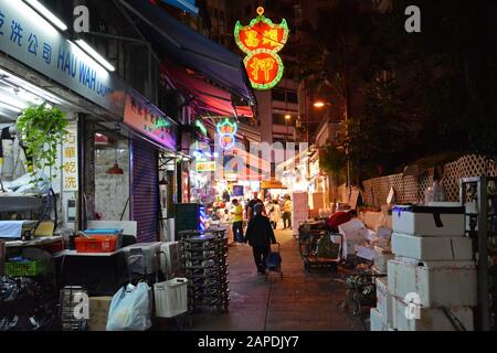 Blick auf einen Straßenmarkt im Viertel Wan Chai in Hongkong. Stockfoto