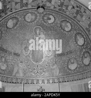 Israel 1964-1965: Jerusalem (Jerusalem), Kirchen und Klöster Beschreibung: Altarnis in der Abteikirche Dormition mit im calot ein Mosaik, das Maria mit dem Jesuskind darstellt, umgeben von Bildern der Könige des alten Israel, unten rechts ein Bild des Donators oder des Schöpfers des Mosaikanmerkungen: Diese Kirche (am Berg Zion gelegen) ist ein Wahrzeichen der Stadt und der Ort, an dem Maria starb oder in "ewiges Schlaf" fiel. Der lateinische Name ist Dormitio Mariae (Schlaf der Maria) Datum: 1964 Ort: Israel, Jerusalem, Berg Zion, Sion Schlüsselwörter: Kirchenbauten, Klöster, k Stockfoto