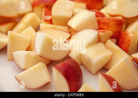 Weiße, frische, saftige Einseiten von aufgewürfelten Äpfeln, die zum Backen bereit sind Stockfoto