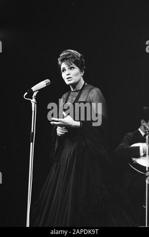 Grand Gala du Disque Popular in Congress Center Beschreibung: Amalia Rodrigues Datum: 7. März 1969 Schlagwörter: Musik, Sänger persönlicher Name: Rodrigues, Amalia Stockfoto