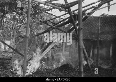 Infanterie und Rüstung KNIL Beschreibung: Ambarawa: Die TNI hat einen kampong-überfall und die Häuser aus Holz und Bambus stehen bald in Flammen. Auf diese Weise versuchen die republikanischen Banden, den Frieden und die Ordnung im Volk der befreiten Territorien zu stören. Datum: August 1947 Ort: Ambarawa, Indonesien, Java, Niederländisch-Ostindien Stockfoto