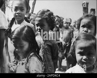 Ambarawa: Kinder aus den befreiten Gebieten Indonesiens, wo nach Jahren des Chaos eine geordnete Gesellschaft wieder aufgebaut wird, erhalten Bildung. Junge Schüler der holländischen indischen Schule in Ambarawa bei der festlichen Eröffnung am 20. September. Datum: 20.September 1948 Ort: Ambarawa, Indonesien, Indonesien, Niederländisch-Ostindien Schlüsselwörter: Befreiung, Feste, Schüler, Ausbildung, Eröffnungen persönlicher Name: Hollands-indische Schule Stockfoto