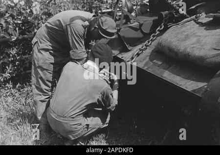 Infanterie und Rüstung KNIL Beschreibung: Ambarawa. Zwei Soldaten sehen etwas an einem gepanzerten Auto oder einem Tank Datum: August 1947 Ort: Ambarawa, Indonesien, Java, Niederländisch-Ostindien Stockfoto