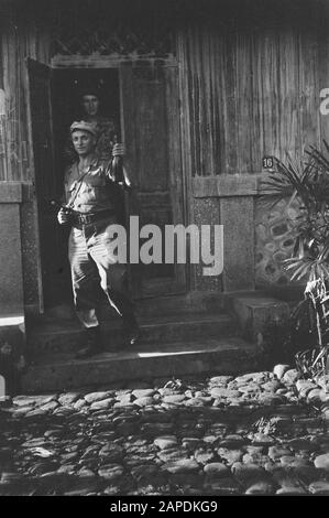 Infanterie und Rüstung KNIL Beschreibung: Ambarawa. Zwei Miliare stammen aus einer indigenen Heimat. Die Vorderseite trägt eine Gepistole und zeigt eine Flasche Getränk Datum: August 1947 Ort: Ambarawa, Indonesien, Java, Niederländisch-Ostindien Stockfoto