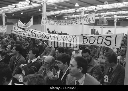 Sitzung der aktiven Zoll- und Steuerbeamten in Utrechter Beschreibung: Beamte mit Bannern Datum: 2. Dezember 1983 Ort: Utrechter (Provinz), Utrechter (Stadt) Schlüsselwörter: Beamte, Lohn- und Preispolitik, Banner, Treffen Stockfoto