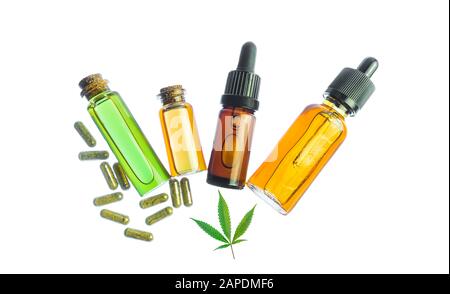 Glasflaschen mit CBD-Öl, CBD-Pillen und THC-Tinktur und Hanfblättern auf weißem Hintergrund. Flat Lay Cosmetics Cannabisöl. Stockfoto