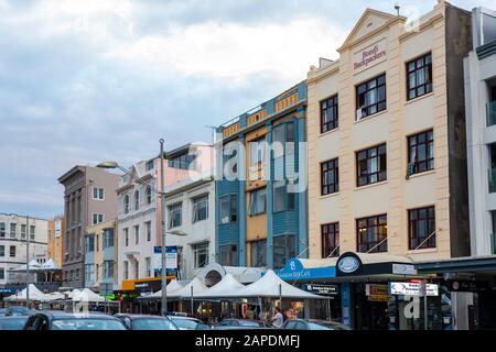 Die Hauptstraße in Bondi Sportgeschäften, Restaurants, Bistros, Restaurants im Freien und Einkaufsmöglichkeiten. Stockfoto