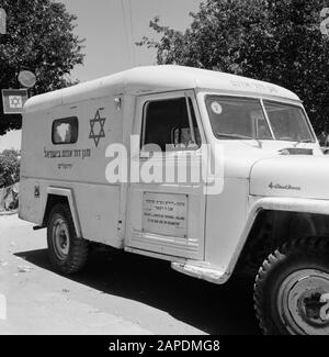 Israel 1964-1965: Jerusalem (Jerusalem), Straßenbilder Beschreibung: Krankenwagen Datum: 1964 Ort: Israel, Jerusalem Schlagwörter: Rettungswagen, Autos, Straßenbilder Stockfoto