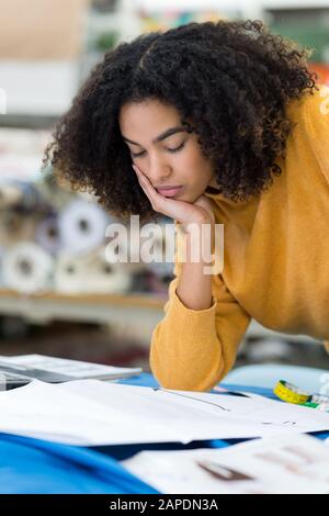 Porträt einer Frau Schneiderin in der Werkstatt Stockfoto