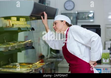 Buffet-Service Essen in der Cafeteria Arbeitnehmerin Stockfoto